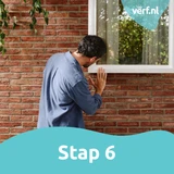 Stap 6: Controle van het eindresultaat op een volledig hersteld en witgeschilderd kozijn.