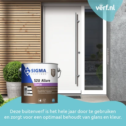 Strakke witte buitendeur met modern design, omringd door hout en beton, met een blik Sigma S2U Allure Satin op de voorgrond. De verf is geschikt voor elk seizoen en behoudt glans en kleur optimaal.