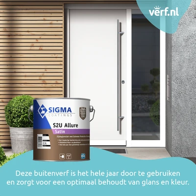 Strakke witte buitendeur met modern design, omringd door hout en beton, met een blik Sigma S2U Allure Satin op de voorgrond. De verf is geschikt voor elk seizoen en behoudt glans en kleur optimaal.