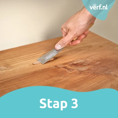 Stap 3: Vuller wordt gladgestreken met een plamuurmes.