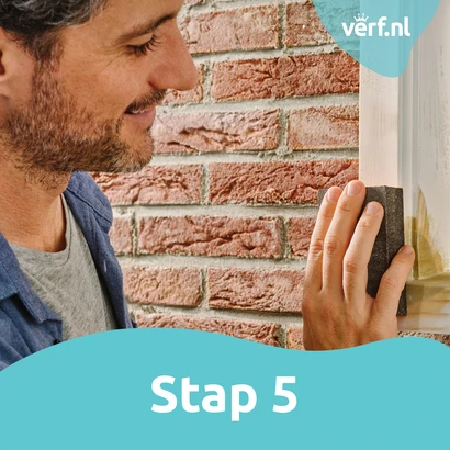 Stap 5: Schuren van de herstelde plek om het oppervlak glad te maken voor afwerking.