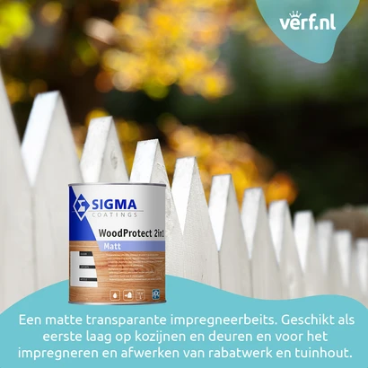 Wit houten tuinhek in de herfstzon met op de voorgrond een blik Sigma WoodProtect 2in1 Matt, een matte transparante beits voor het impregneren en afwerken van kozijnen, deuren, rabatwerk en tuinhout.