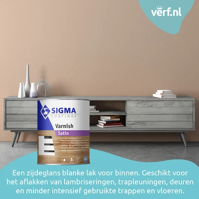 Interieur met een houten tv-meubel tegen een zachte perzikkleurige muur. Op de voorgrond staat een blik Sigma Varnish Satin, een zijdeglans blanke lak voor binnengebruik, geschikt voor het aflakken van lambriseringen, trapleuningen, deuren en licht belaste vloeren en trappen.