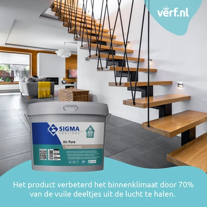 Modern interieur met houten trap en grijze tegelvloer. Op de voorgrond staat een emmer Sigma Air Pure Supermatt muurverf. Tekst: Het product verbetert het binnenklimaat door 70% van de vuile deeltjes uit de lucht te halen.