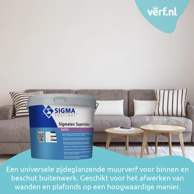 Moderne woonkamer met lichte muren en grijze bank. Op de voorgrond staat een emmer Sigma Sigmatex Superlatex Satin, een universele zijdeglanzende muurverf voor binnen en beschut buitenwerk.