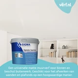 Een moderne witte woonkamer met wandplanken en decoratieve objecten. Op de voorgrond staat een emmer Sigma Sigmatex Superlatex, een matte muurverf geschikt voor binnen en beschut buitenwerk.