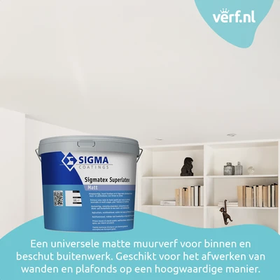 Een moderne witte woonkamer met wandplanken en decoratieve objecten. Op de voorgrond staat een emmer Sigma Sigmatex Superlatex, een matte muurverf geschikt voor binnen en beschut buitenwerk.