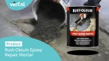 Rust-Oleum Epoxy mortel wordt uit een emmer gegoten om een beschadigde betonnen vloer te herstellen. Op de voorgrond staat een blik Rust-Oleum Epoxy Repair Mortar. Linksboven het Verf.nl-logo en linksonder de tekst: "Rust-Oleum Epoxy Repair Mortar."