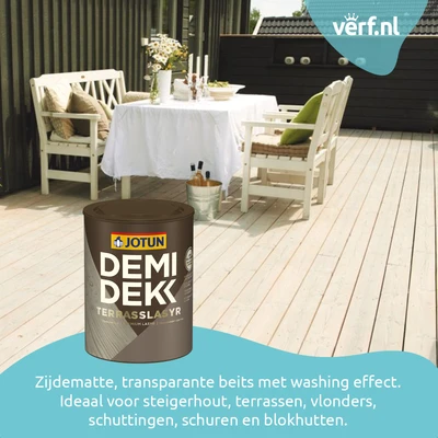 Licht houten terras met witte tuinmeubels en een gedekte eettafel in een zonnige tuin. Op de voorgrond staat een blik Jotun Demidekk Terrasslasyr beits. Rechtsboven is het logo van Verf.nl zichtbaar, onderaan de tekst: “Zijde_matte, transparante beits met