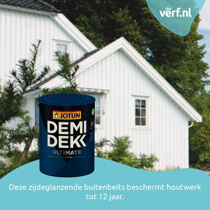 Wit houten huis met donkere dakpannen, omringd door groene bomen. Op de voorgrond staat een blik Jotun Demidekk Ultimate Tackfarg beits. Rechtsboven het logo van Verf.nl en onderaan de tekst: “Deze zijdeglanzende buitenbeits beschermt houtwerk tot 12 jaar