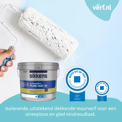 Een muur wordt lichtblauw geverfd met een roller, waarbij witte muurverf wordt aangebracht. Op de voorgrond staat een emmer Sikkens Alphacryl Pure Mat SF, een isolerende, goed dekkende matte muurverf. Ernaast staan twee kwaliteitslabels van de Consumentenbond die aangeven dat deze verf in 2018 en 2021 als beste uit de test kwam.