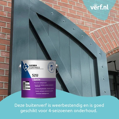 Donkergroen geschilderde houten garagedeur in een boogvorm, geplaatst in een rood bakstenen gevel. Op de voorgrond staat een blik Sigma S2U Satin verf. Deze buitenverf is weerbestendig en is goed geschikt voor 4-seizoenen onderhoud.