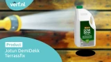Fles Jotun Demidekk Terrassfix voor een verweerd houten terras, met op de achtergrond een tuinslang die het hout reinigt. Linksboven staat het Verf.nl-logo en linksonder de productnaam in een blauwe balk.