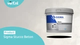 Emmer Sigma Stucco Beton met grijze deksel en blauw-wit label, weergegeven op een lichte achtergrond geschilderd met de Stucco Beton.