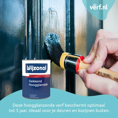 Close-up van hand die met een kwast donkerblauwe lak aanbrengt op een buitendeur, met een blik Wijzonol Dekkend Hoogglanslak op de voorgrond.