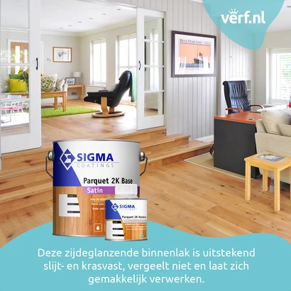 Licht en modern ingericht interieur met houten vloer, witte wanden en veel natuurlijk licht. Op de voorgrond twee blikken Sigma Coatings Parquet 2K (Base en Hardener). Onder in beeld staat de tekst: "Deze zijdeglanzende binnenlak is uitstekend slijt- en k
