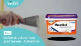 Een emmer Alabastine MuurGlad met op de achtergrond een hand die een muur gladstrijkt met een plamuurmes. Linksboven het Verf.nl-logo en linksonder de tekst: "Lichte structuurmuur glad maken – Alabastine."