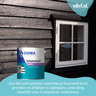 Donker geschilderde houten gevel met een wit kozijn en venster. Op de voorgrond staat een blik Sigma Schakelverf Satin. De tekst beschrijft het product als een één-pot-systeem voor het gronden en aflakken van houtwerk in zijdeglans, geschikt voor onderhou