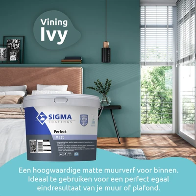 Slaapkamer met een opvallende blauwgroene muur in de kleur Vining Ivy. Het bed heeft een zachte, lichtbruine gestoffeerde achterwand met witte en beige kussens. Naast het bed hangt een zwarte hanglamp en staat een glazen vaas met een tak op een zwevend zw